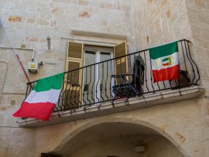 Il tifoso imprudente precipita dal balcone. L'uso eccezionale ed anomalo del manufatto condominiale esclude il risarcimento