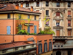 Manutenzione di un fregio ornamentale in un condominio complesso. Quali sono i criteri di riparto delle spese?