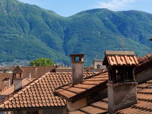 Non si può fare causa ai singoli condòmini per l'installazione di una canna fumaria sulla facciata dell'edificio