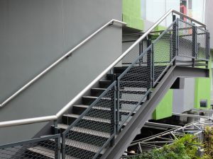 Caduta dalle scale condominiali esterne nessun risarcimento se non si prova che sono scivolose.