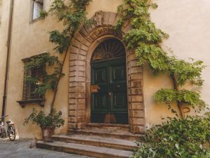 La nozione di sopraelevazione e l'interpretazione delle clausole regolamentari in condominio