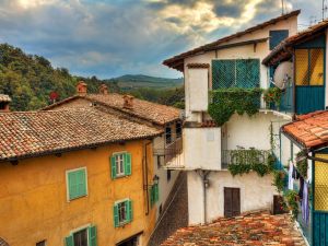 Caduta calcinacci. Il Comune può ordinare i lavori di recupero della facciata solo all'amministratore di condominio?