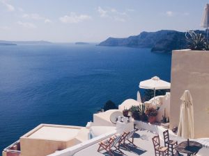 Annullata la delibera del Comune che ha autorizzato il rialzamento di una palazzina occlusivo della vista mare di un edificio vicino.