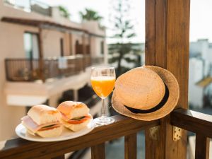 Sì al bed and breakfast in condominio anche se il regolamento vieta la pensione o locanda. Una sentenza innovativa