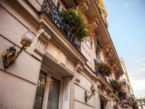 Trasformazione di cornicioni condominiali in balconi: quali limiti?