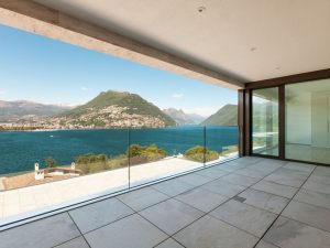 Via la veranda sul terrazzo che rovina l'aspetto architettonico dell'edificio