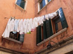L'amministratore di condominio non risponde degli effetti pregiudizievoli derivati all'edificio da interventi realizzati dai singoli condomini