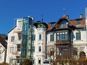 Ascensore esterno e appoggio sui balconi aggettanti