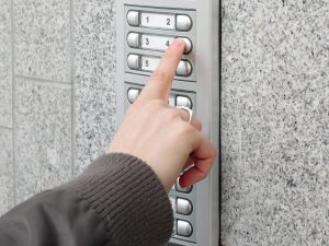 Suona i citofoni e bussa alla porta dei vicini. Condòmino condannato per molestie e disturbo alle persone