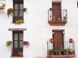 I difetti di impermeabilizzazione e della pavimentazione dei balconi configurano gravi vizi dell'edificio.