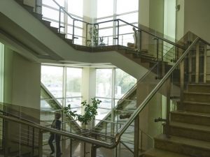 Ripartizione spese per la illuminazione e la pulizia delle scale: non si escludono anche i locali a piano terra con accesso dalla via pubblica