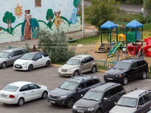 Che cosa fare se qualcuno parcheggia nel cortile condominiale, ma non potrebbe?