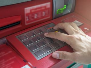Assegni e prelievi dal bancomat non autorizzati. L'ex amministratore di condominio viene condannato a ripristinare la cassa condominiale
