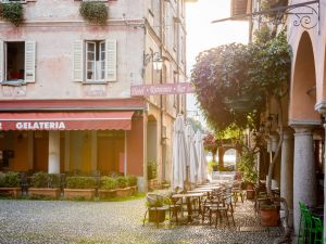 Valida la delibera con cui l'assemblea diffida i condomini a rispettare i divieti alla proprietà esclusiva previsti nel regolamento contrattuale