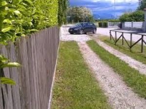 È compatibile la stipula di un contratto di locazione su un'area di proprietà condominiale ma gravata da una servitù di passaggio?