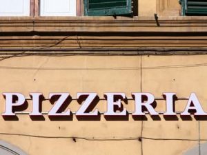 Nessun risarcimento per i fumi della pizzeria in condominio se il danno non è attuale e concreto