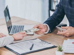 Società di amministrazioni condominiali cancellata dal registro delle imprese: quale destino per i compensi maturati?