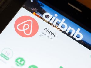 No agli obblighi di licenza di agente immobiliare nei confronti di AIRBNB