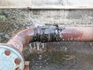 Il condominio non paga riparazioni per perdite d'acqua da tubazioni private, revocato decreto ingiuntivo