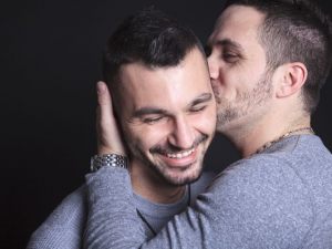 Aggressione omofoba in condominio: un nuovo caso di stalking condominiale