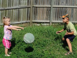 Rumori in condominio: costituisce reato bucare il pallone dei bambini?