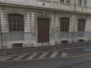 Che cosa deve essere scritto sulla targhetta dell'amministratore di condominio?