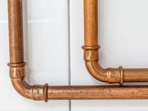 Riscaldamento centralizzato. Il tubo che passa nella cantina deve essere rimosso se rende questa inutilizzabile