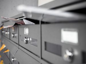 Stop al volantinaggio selvaggio. Scattano le multe in caso di mancata rimozione delle cassette per i depliant dalle facciate condominiali