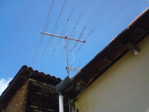 Caduta antenna in condominio, danni e responsabilità
