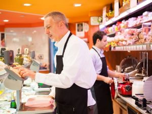 Salumeria contro condominio: quando la tutela della qualità della vita e della salute prevale