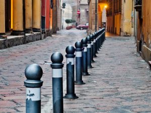 Installazione di dissuasori contro la sosta di autovetture negli spazi condominiali. Analisi delle problematiche emerse a seguito di decisioni e regolamenti.