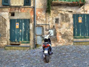 Parcheggio moto. Costituisce abuso anche l'occupazione per pochi minuti di una porzione del cortile condominiale. Scatta il risarcimento dei danni