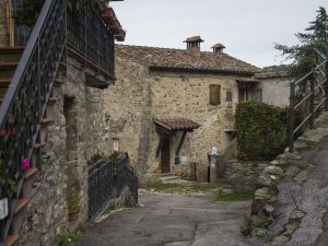 Vietato installare grate e cancelli di sicurezza sul pianerottolo condominiale dove si affaccia l'appartamento.