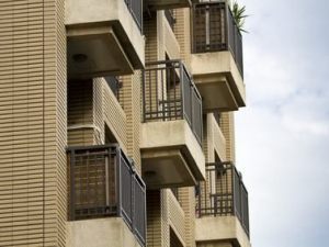 Caduta dei calcinacci dal balcone. Il proprietario risponde di lesioni personali