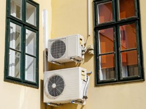 Rimozione dei condizionatori posti nella chiostrina condominiale. Sì, ma solo a certe condizioni.