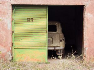 Anche la sosta prolungata dell'auto, all'interno di un garage condominiale, è coperta dalla assicurazione