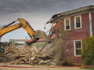 Può essere demolita una casa abusiva abitata da una persona anziana?