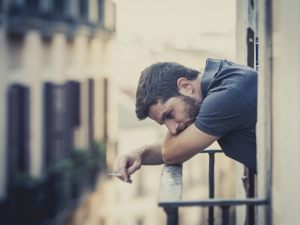 Fumo passivo: si può vietare al condomino di fumare sul balcone o sulla terrazza di proprietà esclusiva?
