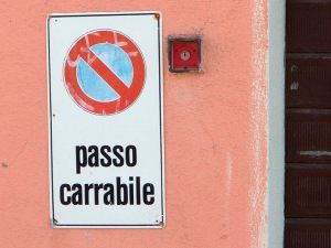 Accesso carraio illegittimo se sopprime il posto auto esistente lungo la strada condominiale