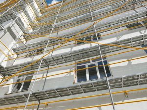 Spese per installazione ponteggi. Per essere esentato, il condomino deve dimostrare l'aggravio di spese legato alla durata dei lavori