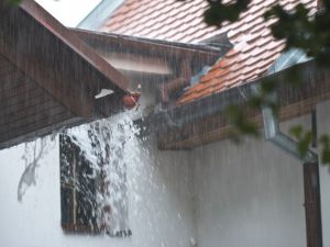 Piove, si distaccano gli intonaci. Come cautelarsi dall'accusa del deprezzamento dell'immobile.