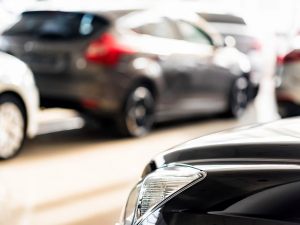 Il condomino-pubblico ufficiale parcheggia l'auto di servizio nel cortile condominiale: è peculato