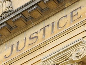 Ruoli diversi, strade diverse: prerogative e procedure per la nomina giudiziale dell'amministratore di condominio