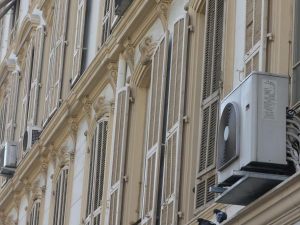 Decoro architettonico dell'edificio condominiale: anche il singolo condomino può agire per tutelarlo