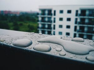 Infiltrazioni provenienti dal balcone aggettante: il proprietario risarcisce i danni