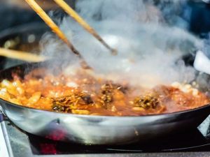 Odori intollerabili in casa. Il condomino risarcisce la puzza e non può cucinare fino a quando non assicura il ricambio dell'aria