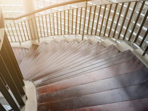 Non è colpevole di lesioni l'amministratore che non fa installare un corrimano sulle scale condominiali