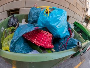 Il condominio può fermare odori molesti con azione civile contro l'attività commerciale