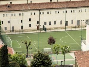 Oratorio rumoroso. I condomini lamentano l'uso improprio del piazzale. Scatta la tutela cautelare del giudice