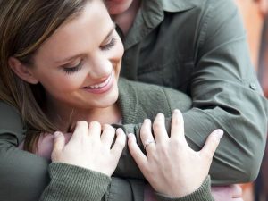 Rapporto di vicinato: anche i teneri abbracci legittimano il reato di violenza sessuale